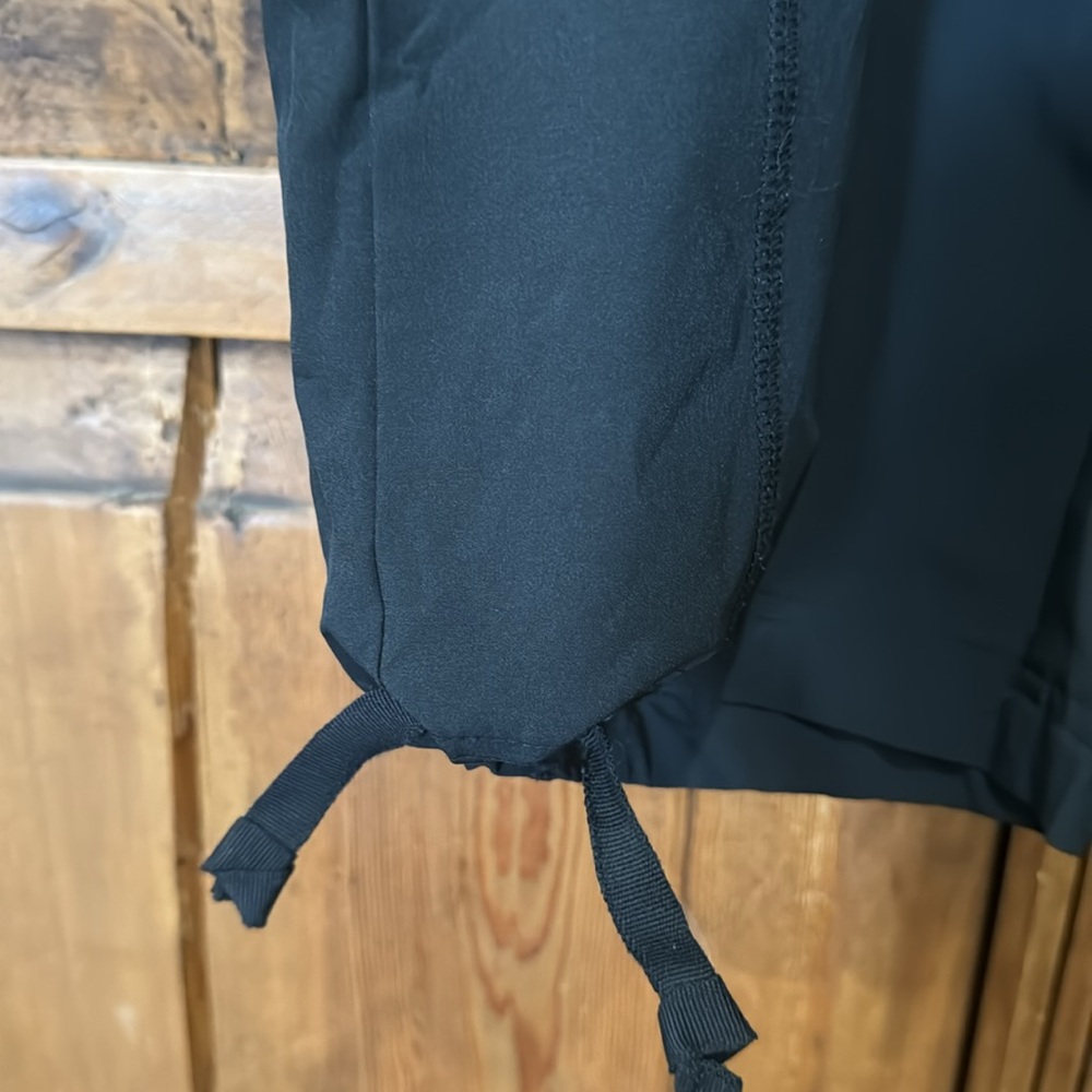 BCG capris in 88% polyester and 12% spandex. - Picture 3 of 5